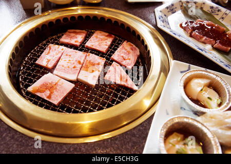 Rindfleisch auf einem Herd in einem japanischen Restaurant Grill gekocht wird. Yakiniku, japanischen Grill. Stockfoto