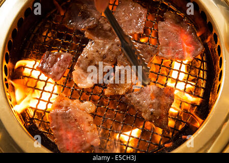 Nahaufnahme von Rindfleisch in Brand in einem japanischen Grillrestaurant gekocht wird. Yakiniku, japanischen Grill. Stockfoto