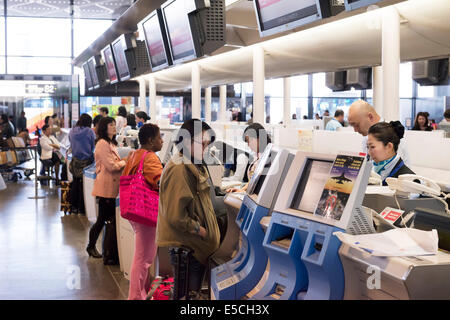 Menschen bei Air Canada Check-in Schalter der Narita International Airport in Japan Stockfoto