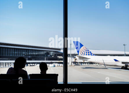 Menschen am internationalen Flughafen Narita in Japan warten auf ihren Flug mit United Airlines Flugzeug im Hintergrund Stockfoto