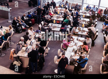 Menschen warten auf ihren Flug am Toronto Pearson International Airport, Kanada 2014 Stockfoto