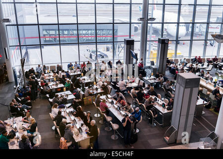 Menschen in einem Wartebereich Toronto Pearson International Airport, Kanada 2014 Stockfoto