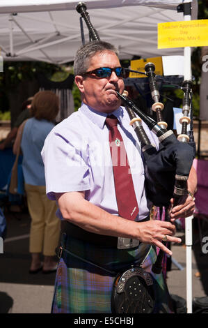 Gut gekleidete Mann mit Kilt und Dudelsack spielen Stockfoto