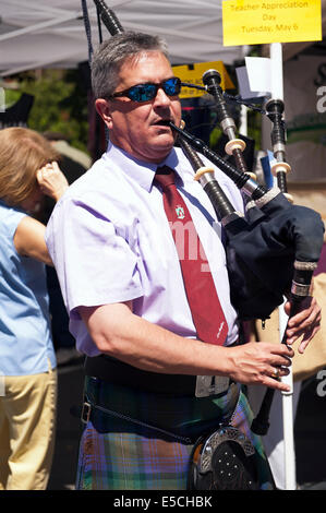 Gut gekleidete Mann mit Kilt und Dudelsack spielen Stockfoto