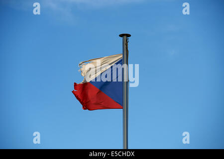 Tschechien Flagge alt, isoliert auf blauen Himmelshintergrund, im Wind wehende Stockfoto