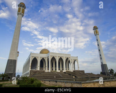 Khlong Hae, Songkhla, Thailand. 28. Juli 2014. Der Songkhla Central Mosque ist die größte Moschee (Masjid in Thailand genannt) in Songkhla Provinz von Thailand. Es ist in einer kleinen Gemeinde etwa auf halbem Weg zwischen der Hauptstadt der Provinz, auch genannt Songkhla Hat Yai und die größte Stadt in Songkhla. Bildnachweis: Jack Kurtz/ZUMA Draht/Alamy Live-Nachrichten Stockfoto