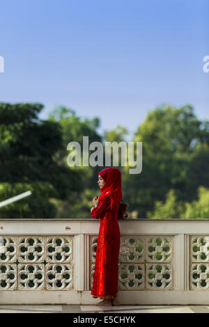 Khlong Hae, Songkhla, Thailand. 28. Juli 2014. Eine Frau wartet, Eid-Services an Songkhla Zentralmoschee beginnen. Eid al-Fitr ist auch genannt fest brechen das Fasten, das Zucker fest, Bayram (Bajram), Sweet-Festival und die weniger Eid, ist ein wichtiger muslimischen Feiertag, der markiert das Ende des Ramadan, der islamische heilige Monat des Fastens. Bildnachweis: Jack Kurtz/ZUMA Draht/Alamy Live-Nachrichten Stockfoto