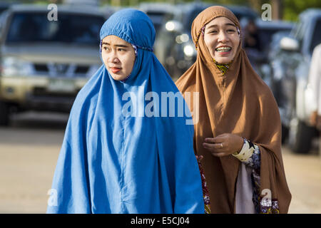 Khlong Hae, Songkhla, Thailand. 28. Juli 2014. Frauen gehen in Eid al-Fitr-Services in Songkhla Zentralmoschee in Songkhla Provinz von Thailand. Eid al-Fitr ist auch genannt fest brechen das Fasten, das Zucker fest, Bayram (Bajram), Sweet-Festival und die weniger Eid, ist ein wichtiger muslimischen Feiertag, der markiert das Ende des Ramadan, der islamische heilige Monat des Fastens. Bildnachweis: Jack Kurtz/ZUMA Draht/Alamy Live-Nachrichten Stockfoto