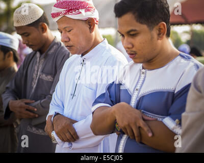 Khlong Hae, Songkhla, Thailand. 28. Juli 2014. Männer beten während der Eid in Songkhla Zentralmoschee in Songkhla Provinz von Thailand. Eid al-Fitr ist auch genannt fest brechen das Fasten, das Zucker fest, Bayram (Bajram), Sweet-Festival und die weniger Eid, ist ein wichtiger muslimischen Feiertag, der markiert das Ende des Ramadan, der islamische heilige Monat des Fastens. Bildnachweis: Jack Kurtz/ZUMA Draht/Alamy Live-Nachrichten Stockfoto