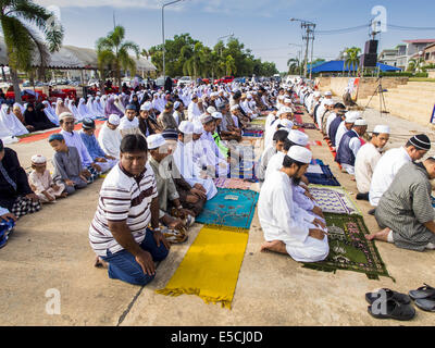 Khlong Hae, Songkhla, Thailand. 28. Juli 2014. Die Menschen beten während der Eid-Services in Songkhla Zentralmoschee in Songkhla Provinz von Thailand. Eid al-Fitr ist auch genannt fest brechen das Fasten, das Zucker fest, Bayram (Bajram), Sweet-Festival und die weniger Eid, ist ein wichtiger muslimischen Feiertag, der markiert das Ende des Ramadan, der islamische heilige Monat des Fastens. Bildnachweis: Jack Kurtz/ZUMA Draht/Alamy Live-Nachrichten Stockfoto