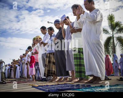 Khlong Hae, Songkhla, Thailand. 28. Juli 2014. Männer beten während der Eid in Songkhla Zentralmoschee in Songkhla Provinz von Thailand. Eid al-Fitr ist auch genannt fest brechen das Fasten, das Zucker fest, Bayram (Bajram), Sweet-Festival und die weniger Eid, ist ein wichtiger muslimischen Feiertag, der markiert das Ende des Ramadan, der islamische heilige Monat des Fastens. Bildnachweis: Jack Kurtz/ZUMA Draht/Alamy Live-Nachrichten Stockfoto