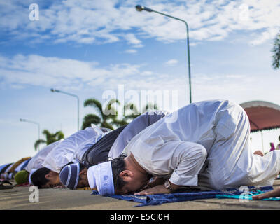 Khlong Hae, Songkhla, Thailand. 28. Juli 2014. Männer beten während der Eid in Songkhla Zentralmoschee in Songkhla Provinz von Thailand. Eid al-Fitr ist auch genannt fest brechen das Fasten, das Zucker fest, Bayram (Bajram), Sweet-Festival und die weniger Eid, ist ein wichtiger muslimischen Feiertag, der markiert das Ende des Ramadan, der islamische heilige Monat des Fastens. Bildnachweis: Jack Kurtz/ZUMA Draht/Alamy Live-Nachrichten Stockfoto