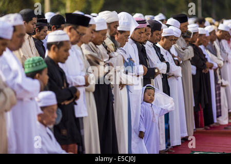 Khlong Hae, Songkhla, Thailand. 28. Juli 2014. Männer beten während der Eid in Songkhla Zentralmoschee in Songkhla Provinz von Thailand. Eid al-Fitr ist auch genannt fest brechen das Fasten, das Zucker fest, Bayram (Bajram), Sweet-Festival und die weniger Eid, ist ein wichtiger muslimischen Feiertag, der markiert das Ende des Ramadan, der islamische heilige Monat des Fastens. Bildnachweis: Jack Kurtz/ZUMA Draht/Alamy Live-Nachrichten Stockfoto