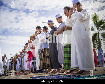 Khlong Hae, Songkhla, Thailand. 28. Juli 2014. Männer beten während der Eid in Songkhla Zentralmoschee in Songkhla Provinz von Thailand. Eid al-Fitr ist auch genannt fest brechen das Fasten, das Zucker fest, Bayram (Bajram), Sweet-Festival und die weniger Eid, ist ein wichtiger muslimischen Feiertag, der markiert das Ende des Ramadan, der islamische heilige Monat des Fastens. Bildnachweis: Jack Kurtz/ZUMA Draht/Alamy Live-Nachrichten Stockfoto