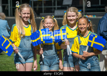 Lächelnde Mädchen feiert den Nationalfeiertag von Schweden in Norrköping. Der Nationalfeiertag von Schweden wird jährlich am 6. Juni gefeiert. Stockfoto