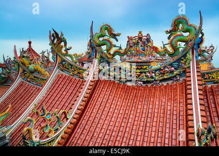 Dekoration auf dem Dach eines Bishan-Tempels in Taipei. Stockfoto
