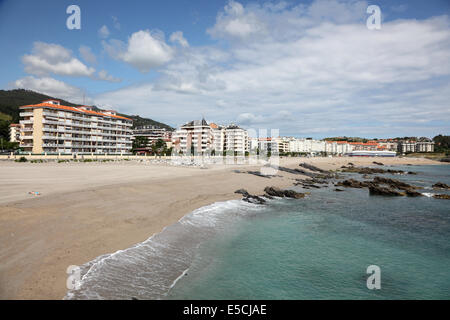 Strand Playa de Ostende in der Stadt Castro Urdiales. Kantabrien, Spanien Stockfoto