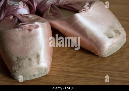 Detail der Spitzenschuhe auf Holzboden Stockfoto