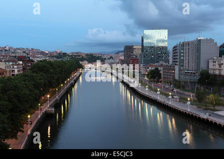 Fluss Nervion in der Stadt von Bilbao in der Abenddämmerung. Provinz von Biskaya, Spanien Stockfoto