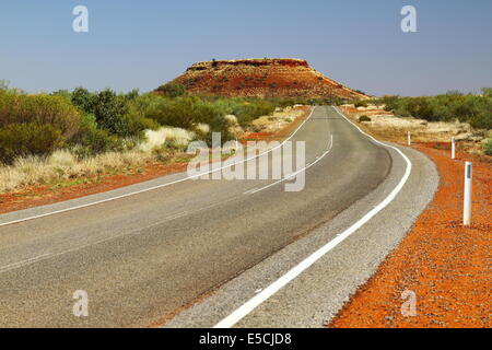 Eine offene und geschwungene Landstraße im australischen Outback. Stockfoto