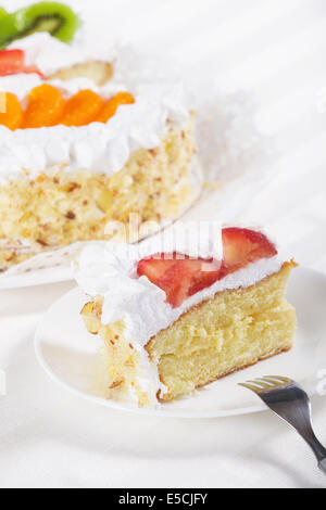 Frisches Obst Pudding Kuchen mit Sahne Stockfoto