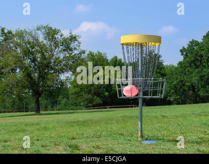 Disc Golf Loch Korb in einem park Stockfoto