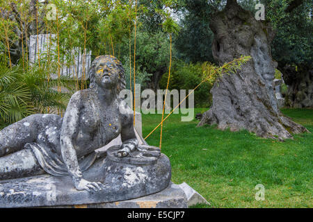 Steinstatue Frau im Garten Bacalhoa Weingut, Azeitao, Setubal Halbinsel, Lissabons Küste, Portugal, Europa Stockfoto