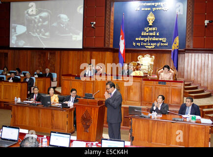 Phnom Penh, Kambodscha. 28. Juli 2014. Kambodschanische Oppositionsführer Sam Rainsy (3. R, vorne) zeigt sich bei einer Parlamentssitzung in Phnom Penh, Kambodscha, am 28. Juli 2014. Die nationale Versammlung von Kambodscha am Montag statt eine außerordentliche Sitzung, um die Gültigkeit des Oppositionsführers Sam Rainsy als Gesetzgeber Elect offiziell bestätigen. © Sovannara/Xinhua/Alamy Live-Nachrichten Stockfoto