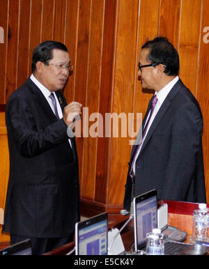 Phnom Penh, Kambodscha. 28. Juli 2014. Kambodschanische Premierminister Hun Sen (L) spricht mit dem Oppositionsführer Sam Rainsy am Rande einer Parlamentssitzung in Phnom Penh, Kambodscha, am 28. Juli 2014. Die nationale Versammlung von Kambodscha am Montag statt eine außerordentliche Sitzung, um die Gültigkeit des Oppositionsführers Sam Rainsy als Gesetzgeber Elect offiziell bestätigen. © Sovannara/Xinhua/Alamy Live-Nachrichten Stockfoto