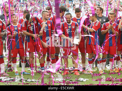 Hamburg, Deutschland. 27. Juli 2014. Münchner Team feiert den 3: 0-Sieg nach dem Telekom Cup Fußball Finale zwischen FC Bayern München und VfL Wolfsburg in der Imtech Arena in Hamburg, Deutschland, 27. Juli 2014. Foto: Axel Heimken/Dpa/Alamy Live News Stockfoto