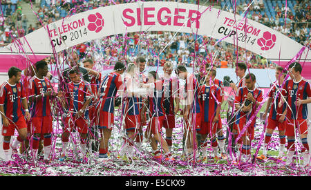 Hamburg, Deutschland. 27. Juli 2014. Münchner Team feiert den 3: 0-Sieg nach dem Telekom Cup Fußball Finale zwischen FC Bayern München und VfL Wolfsburg in der Imtech Arena in Hamburg, Deutschland, 27. Juli 2014. Foto: Axel Heimken/Dpa/Alamy Live News Stockfoto