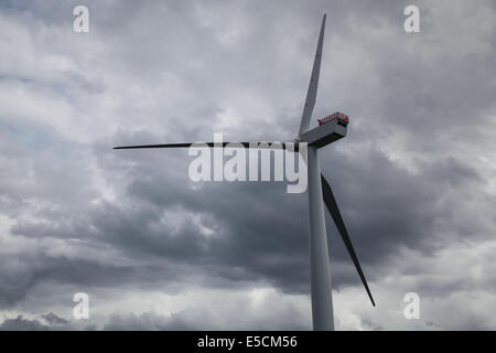 Eine Windkraftanlage auf dem Gwynt y Mor-Windpark vor der Küste Nord-Wales während der Bauphase im Jahr 2014. Stockfoto