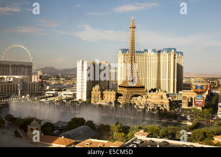 Das Eiffel Tower Restaurant im Paris Hotel und Casino Bellagio Fountains am Las Vegas Strip in Paradies, Nevada. Stockfoto