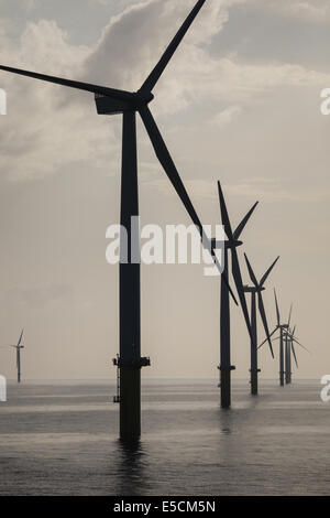 Windkraftanlagen im Windpark Gwynt y Mor abseits der Küste von North Wales während der Bauphase im Jahr 2014. Stockfoto