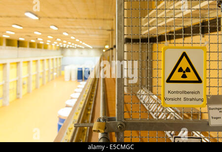 Warnschild im Lagerhaus für Castor-Behälter mit abgebrannten Brennstäbe im Kernkraftwerk Emsland der RWE gefüllt Stockfoto