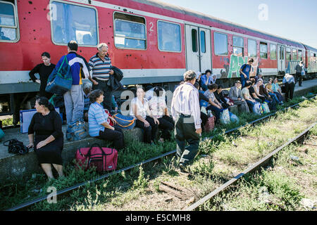 Tagelöhner und Händler auf den Zug von Tirana nach Shkoder, eines der wenigen Zugverbindungen im Land, Albanien Stockfoto