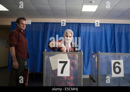 Ältere Frau an der Wahlurne, Wahltag in einer der wenigen Orte, wo die Wahllokale geöffnet, waren, Krasnoarmijsk, Ukraine Stockfoto