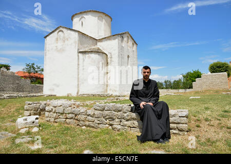 Pastor Župnik Don Božo Baričić vor der Kirche des Heiligen Kreuzes, Crkva Svetoga Križa, 9. Jahrhundert Stockfoto