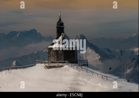 Wallbergkircherl auf Mt. Wallenberg im Winter, hinten links Zugspitze, und Roßstein und Buchsteins rechts, Bayern, Oberbayern Stockfoto
