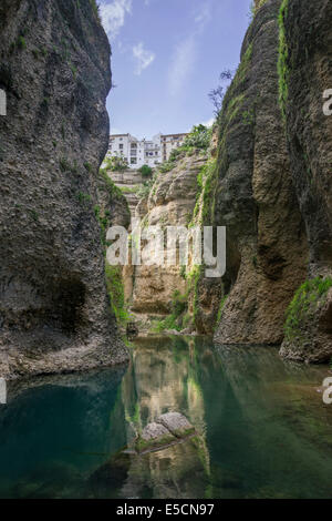 Schlucht des Rio Guadalevin, aus der Casa del Rey Moro, Ronda, Provinz Malaga, Andalusien, Spanien Stockfoto