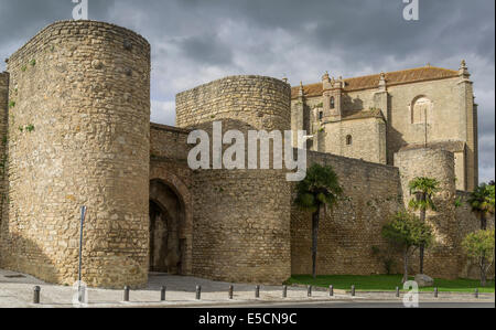 Tor und Wälle von Almocabar, weiter zur Kirche Espiritu Santo, Ronda, Malaga Provinz, Andalusien, Spanien Stockfoto