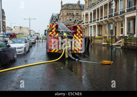 Brighton, East Sussex, UK. 28. Juli 2014. Überschwemmungen auf Kingsway Hall Green. Feuerwehrleute versuchen, wie sintflutartigen Regen in Brighton & Hove weiterhin Wasser überflutete Keller Auspumpen. Großbritannien Wetter Photo Credit: Julia Claxton/Alamy Live News Stockfoto