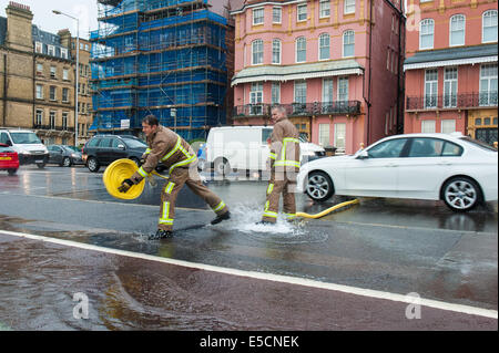 Brighton, East Sussex, UK. 28. Juli 2014. Überschwemmungen auf Kingsway Hall Green. Feuerwehrleute versuchen, wie sintflutartigen Regen in Brighton & Hove weiterhin Wasser überflutete Keller Auspumpen. Großbritannien Wetter Photo Credit: Julia Claxton/Alamy Live News Stockfoto