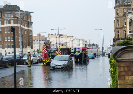 Brighton, East Sussex, UK. 28. Juli 2014. Überschwemmungen auf Kingsway Hall Green. Feuerwehrleute versuchen, wie sintflutartigen Regen in Brighton & Hove weiterhin Wasser überflutete Keller Auspumpen. Großbritannien Wetter Photo Credit: Julia Claxton/Alamy Live News Stockfoto