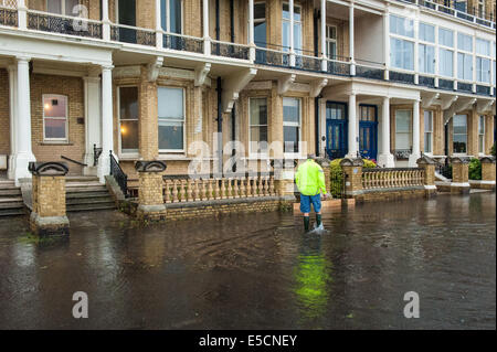 Brighton, East Sussex, UK. 28. Juli 2014. Überschwemmungen auf Kingsway Hall Green. Feuerwehrleute versuchen, wie sintflutartigen Regen in Brighton & Hove weiterhin Wasser überflutete Keller Auspumpen. Großbritannien Wetter Photo Credit: Julia Claxton/Alamy Live News Stockfoto