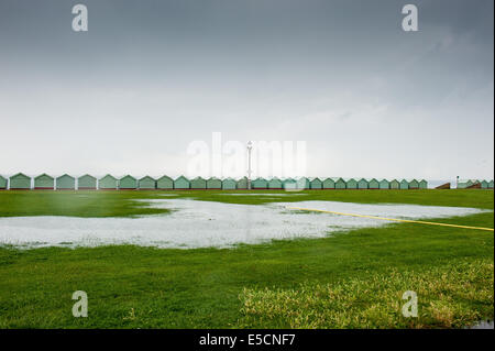 Brighton, East Sussex, UK. 28. Juli 2014. Hove Rasenflächen von Strandhütten gesättigt und Überschwemmungen wie sintflutartigen Regen weiter. Überschwemmungen auf Kingsway Hall Green. Großbritannien Wetter Photo Credit: Julia Claxton/Alamy Live News Stockfoto