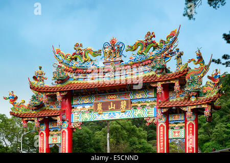Eingangstor von einem Bishan-Tempel in Taipei. Stockfoto