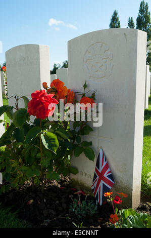 Grab des britischen Leutnant an Tyne Cot Friedhof für die Toten des ersten Weltkrieges, Zonnebeke, Belgien Stockfoto