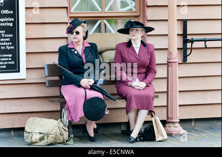 Zwei Damen, die Teilnahme an einem Wochenende der 1940er Jahre Haltestelle Bewdley, Worcestershire, England, am Severn Valley Railway, 2014 Stockfoto