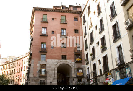 Arco de Cuchilleros führt in der Plaza Mayor, gesehen von La Cava de San Miguel Stockfoto